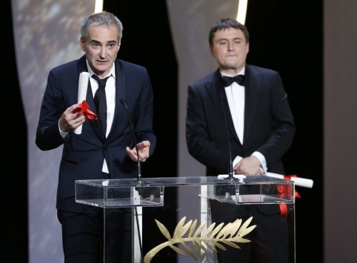 epa05323882 Romanian director Cristian Mungiu (R) and French director Olivier Assayas (L) receive the ex-aequo Best Director Award for their movies 'Bacalaureat' and 'Personal Shopper' during the Closing Award Ceremony of the 69th Cannes Film Festival, in Cannes, France, 22 May 2016. For the first time in the festival history, the Golden Palm winning movie will be screened at the closing ceremony. EPA/GUILLAUME HORCAJUELO