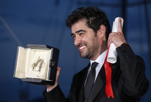 epa05324005 Iranian actor Shahab Hosseini poses with his Best Performance by an Actor award for 'Forushande' (The Salesman) during the Award Winners photocall at the 69th annual Cannes Film Festival in Cannes, France, 22 May 2016. EPA/JULIEN WARNAND